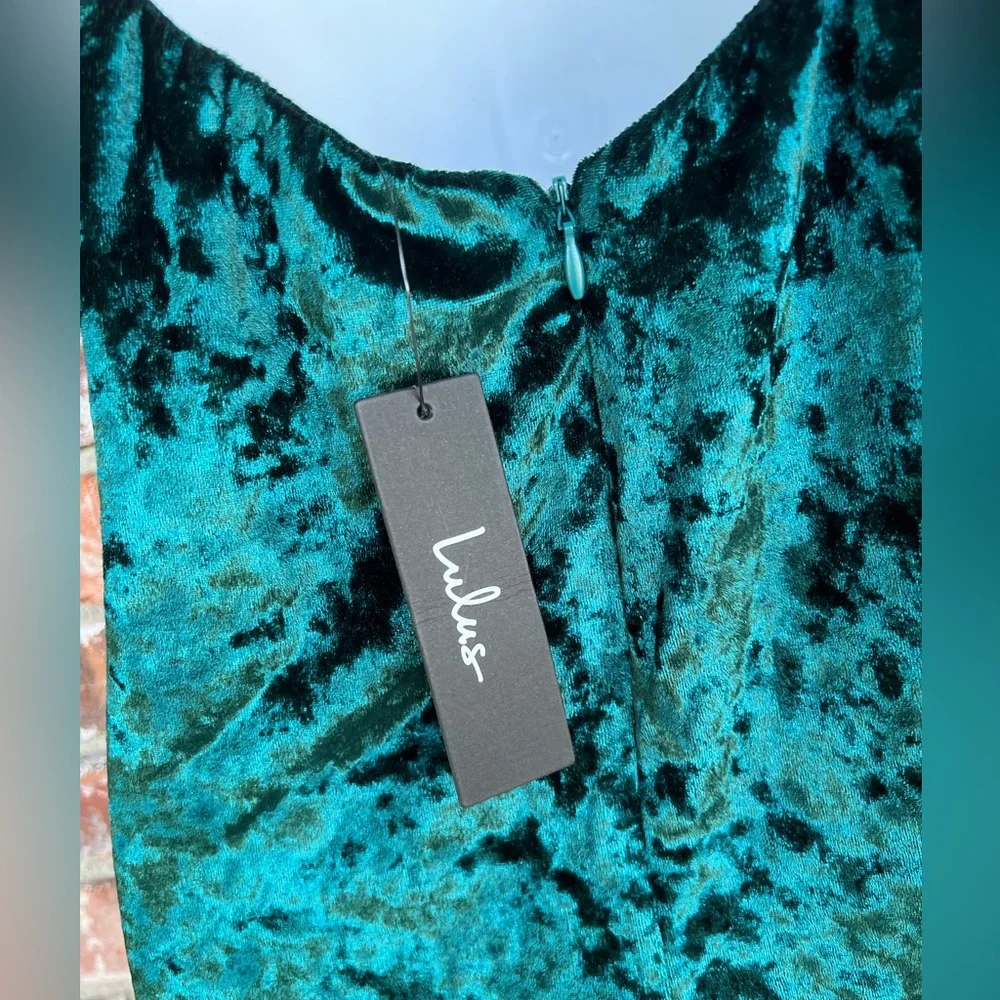 Lulu's green crushed velvet dress size medium NWT - Picture 8 of 10